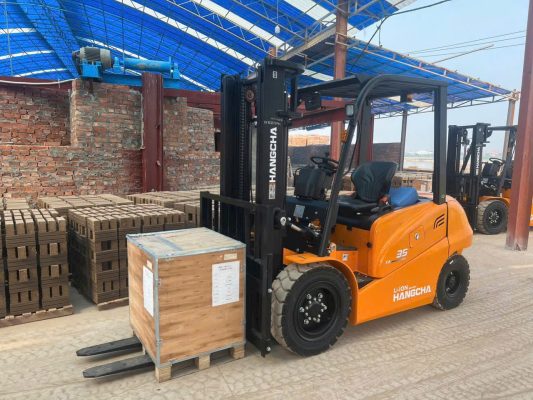 Thiết kế khung sườn cứng cáp của xe nâng điện Hangcha giúp bốc xếp các kiện hàng nặng như bê tông, sắt thép một cách mượt mà.