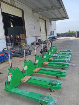 Hình ảnh bàn giao xe nâng tay điên 2 tấn CBD20-WS cho khách hàng.