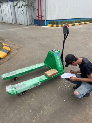 Khách hàng đang kí nhận, nghiệm thu xe nâng tay điện 2 tấn Hangcha (CBD20-WS) để dưa vào sử dụng tại nhà máy.