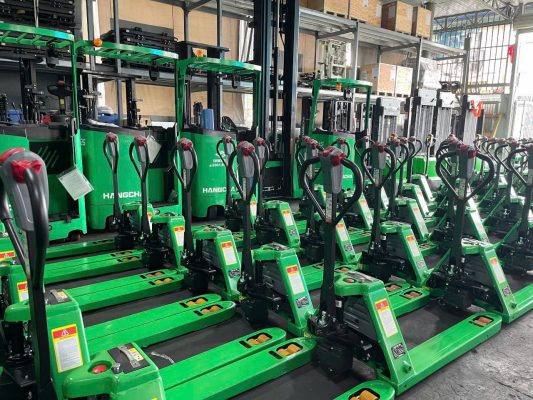 Hình ảnh xe nâng tay điện 2 tấn Hangcha giá rẻ rất nhiều tại kho.